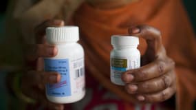 Une femme atteinte du VIH tient ses médicaments antirétroviraux à New Delhi, le 23 juillet 2012 (illustration).