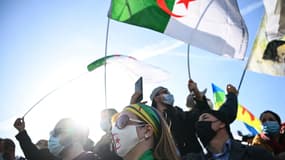Des manifestants lors d'un rassemblement à Paris le 21 février 2021, en soutien au mouvement antigouvernemental Hirak en Algérie.