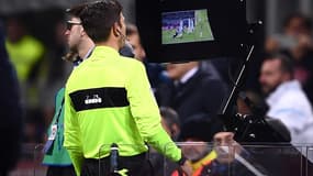 Un arbitre et le VAR