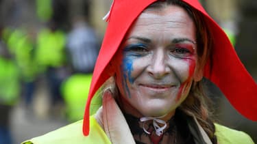 Une manifestante ayant revêtu, en plus du gilets jaune, le bonnet phrygien de la révolution française.
