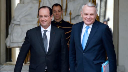 Le président de la République François Hollande et le Premier ministre Jean-Marc Ayrault sur le perron de l'Elysée le 3 janvier 2014
