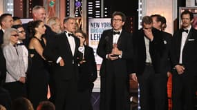 Ben Power, Stefano Massini et Rufus Norris acceptent le prix de la meilleure pièce pour "The Lehman Trilogy" lors de la 75e cérémonie annuelle des Tony Awards au Radio City Music Hall le 12 juin 2022 à New York.