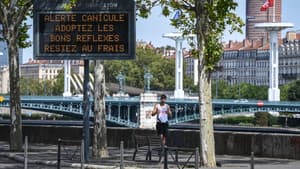 Un panneau annonçant l'alerte canicule à Lyon, le 18 août 2023