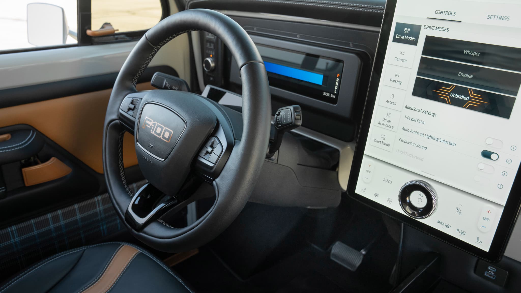 A l'intérieur, des écrans très modernes repris du dernier Mustang Mach-E. A l'intérieur, des écrans très modernes repris du dernier Mustang Mach-E.