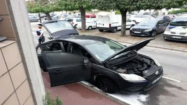 Un véhicule de police banalisé a été incendié à Corbeil-Essonnes.