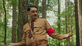 Taika Waititi dans Jojo Rabbit, qu'il réalise.