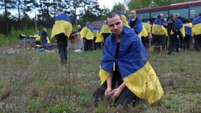 Des prisonniers de guerre ukrainiens après avoir été libérés en échange de prisonniers russes en Ukraine, le 6 mai 2025. (Photo d'archive