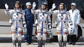 Des astronautes chinois. La Chine, qui ambitionne de devenir une puissance spatiale de premier rang, va lancer dans le courant du mois un nouveau vol habité en direction de son module orbital expérimental. /Photo d'archives/REUTERS/Jason Lee