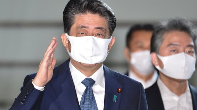 Le Premier ministre japonais Shinzo Abe (g) arrive à ses bureaux à Tokyo, le 28 août 2020.