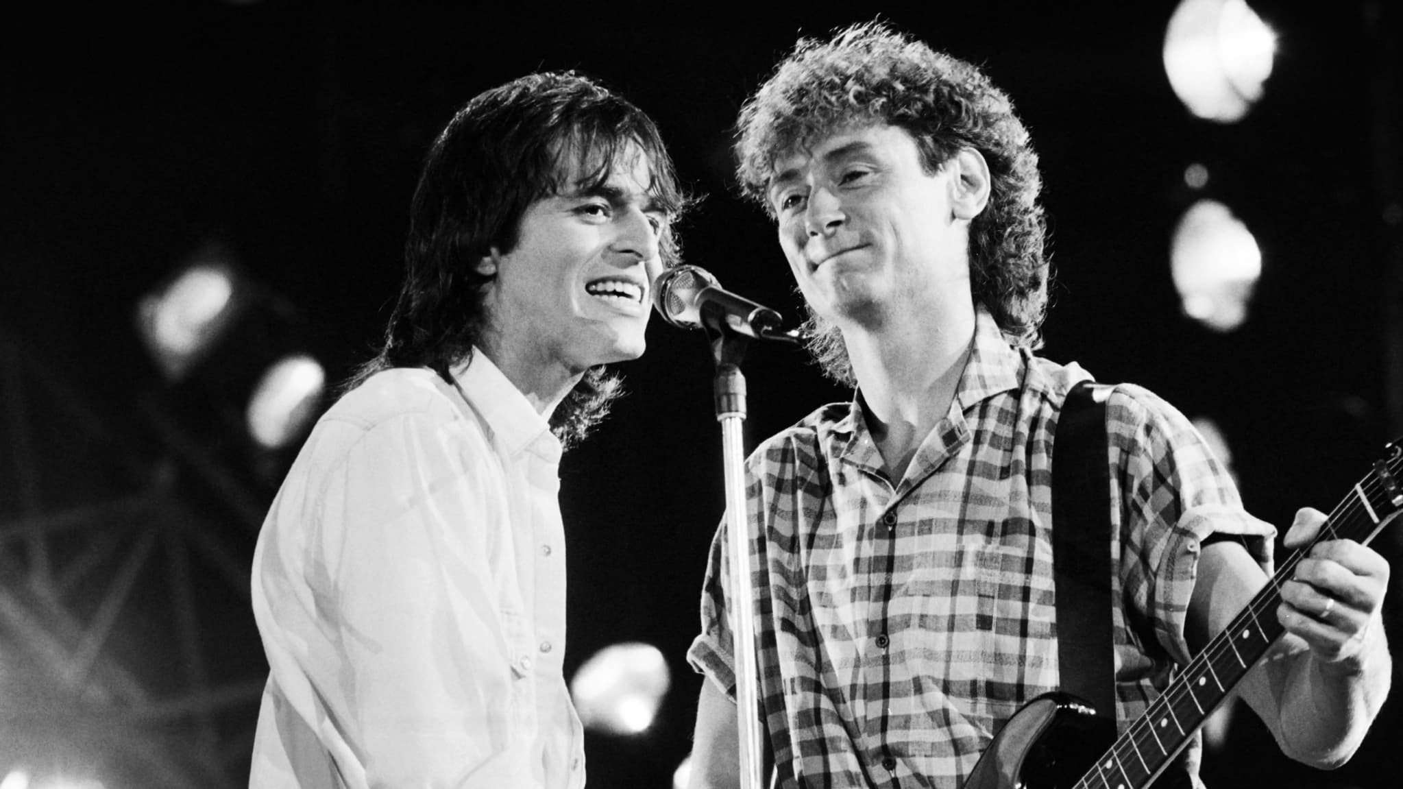 Le chanteur Jean Jacques Goldman (D) et le musicien Michael Jones, se produisent sur la scène Palais Omnisport de Bercy de Paris, le 4 Novembre 1985, lors d'un concert donné en l'occasion du premier anniversaire de Canal +.