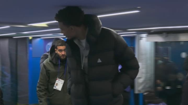 Victor Wembanyama com a cabeça tocando o teto durante PSG-City, 22 de janeiro de 2025