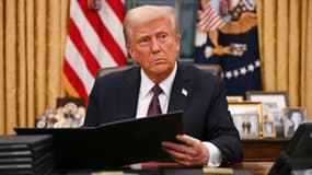 Le président américain Donald Trump signe un décret pour les grâces le 6 janvier des délinquants dans le bureau ovale de la WHite House à Washington, DC, le 20 janvier 2025.