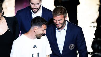 Lionel Messi et David Beckham échangent des sourires, le 16 juillet 2023, lors de la présentation en grande pompe de l'Argentin