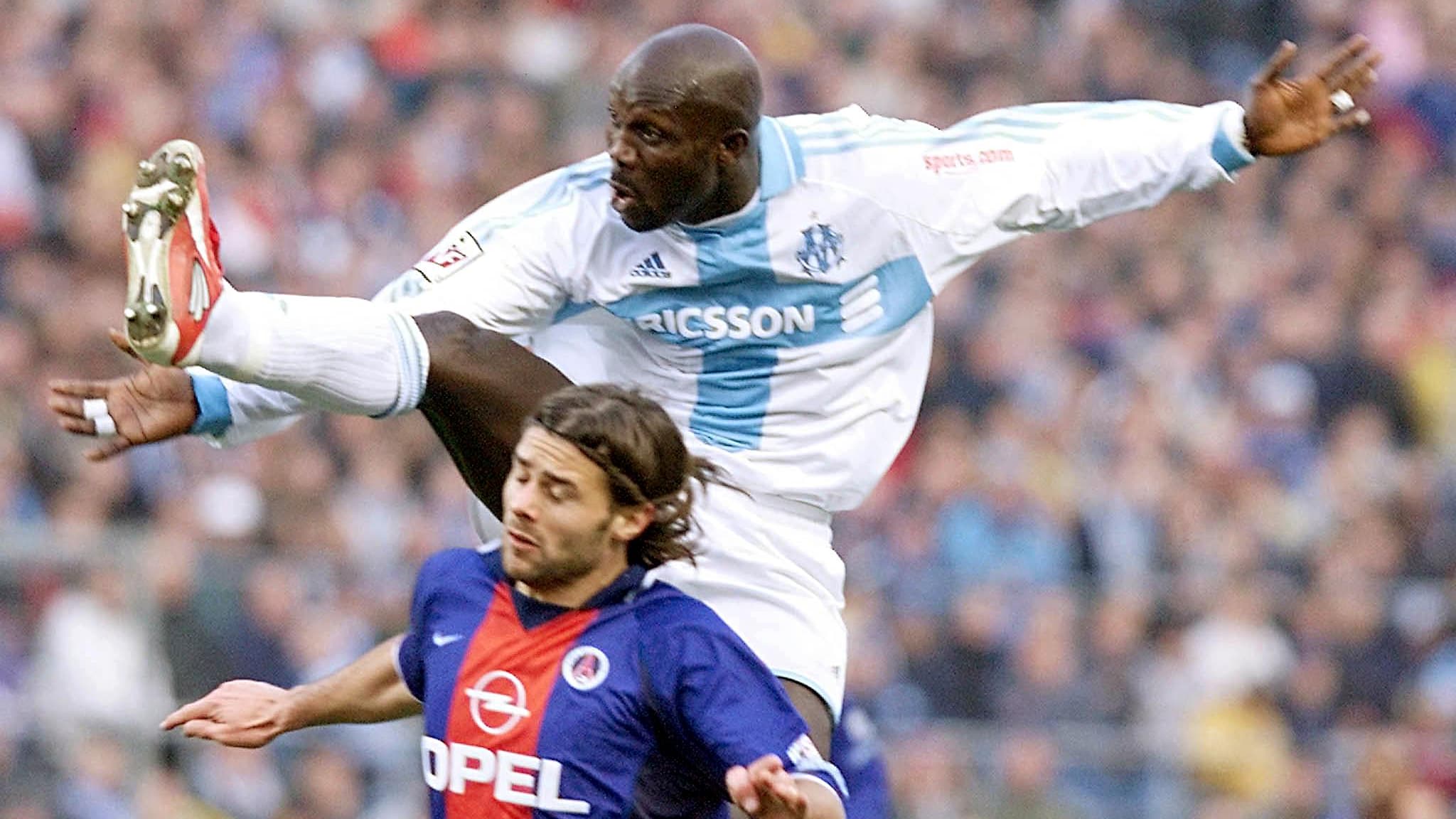 George Weah face à Mauricio Pochettino lors d'OM-PSG, le 17 février 2001