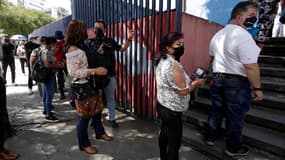 Des Équatoriens faisant la queue pour se faire vacciner le 4 janvier 2022. Le pays a rendu la vaccination obligatoire le mois dernier. 