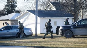 Des membres des forces de l'ordre fouillent les environs de l'université Central Michigan à la recherche d'un suspect, le 2 mars 2018. 