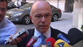  Taxis: Cazeneuve appelle au "respect du droit"