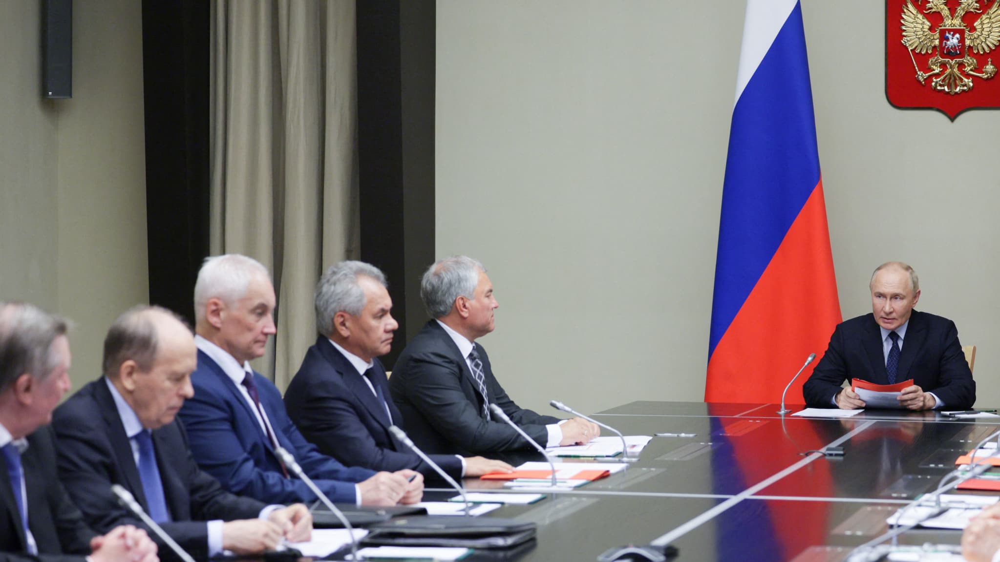 Sur cette photo diffusée par l'agence Sputnik, le président Vladimir Poutine préside une réunion avec les membres permanents du Conseil de sécurité sur la situation dans la région de Koursk, dans sa résidence à l'extérieur de Moscou, le 9 août 2024.