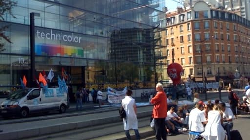 Colère des salariés, manifestant ici devant le siège de Technicolor à Issy-les-Moulineaux