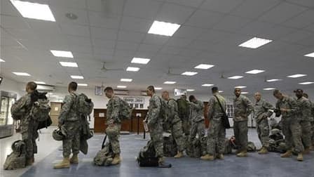 Soldats américains du premier bataillon du 116e régiment d'infanterie s'apprêtant à quitter la base aérienne de Tallil, près de Nassiriah, dans le sud de l'Irak, pour rejoindre le Koweït, à la mi-août. Le nombre de soldats américains déployés en Irak est