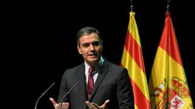 Le Premier ministre espagnol Pedro Sanchez pendant son discours au Théâtre del Liceu à Barcelone le 21 juin 2021 annonçant la grâce de neuf indépendantistes catalans