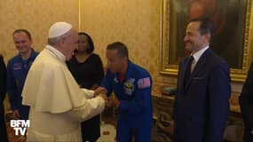 Des astronautes offrent au Pape une combinaison spatiale customisée
