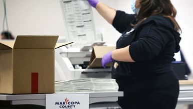 Un travailleur électoral traite les bulletins de vote anticipés à l'intérieur du centre de tabulation et d'élection du comté de Maricopa le 5 novembre 2024 à Phoenix, Arizona.