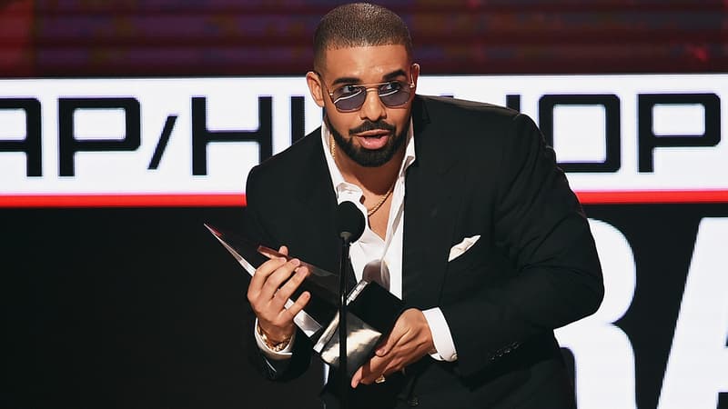 Drake en novembre 2016 lors des American Music Awards à Los Angeles