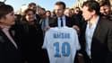 Emmanuel Macron avec un maillot de l'OM, à Marseille le 17 novembre 2016
