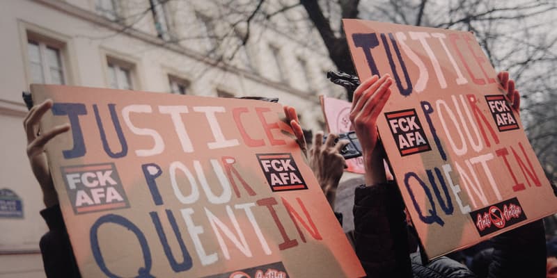 Des pancartes "Justice pour Quentin" lors d'un rassemblement en hommage au jeune nationaliste Quentin Deranque, le 15 février 2026 à Paris.