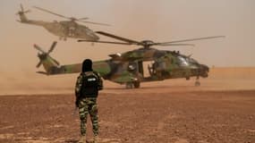 Des hélicoptères NH90 Caiman à la base militaire de Ouallam au Niger le 15 juillet 2022
