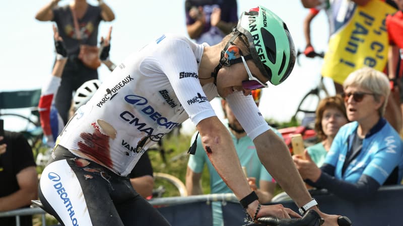 Paul Seixas touche apres sa chute sur le Tour Auvergne Rhone Alpes le 13 juin 2026 2303251