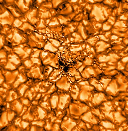 La complexité des champs magnétiques solaires capturée par le télescope GREGOR en haute résolution. La complexité des champs magnétiques solaires capturée par le télescope GREGOR en haute résolution.