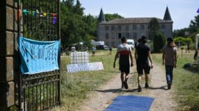 Des centaines d'opposants à l'A69 sont rassemblées à proximité du chantier dans le Tarn ce vendredi 4 juillet 2025.