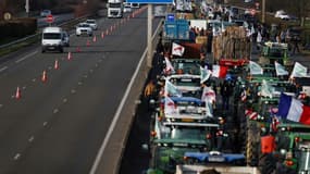 Des agriculteurs sur leurs tracteurs participent au blocage de l'autoroute A6 à Villabé, dans l'Essonne, le 29 janvier 2024