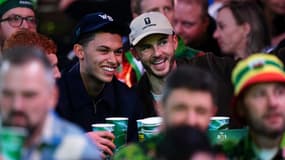 James Maddison et Brennan Johnson assistent aux championnats du monde de fléchettes après le match nul des Spurs contre Wolverhampton (2-2), le 29 décembre 2024