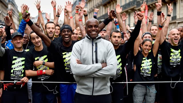 A 54 ans, Carl Lewis (ici sur la ligne de départ du 10km Nike Paris centre) soulève toujours l'enthousiasme.