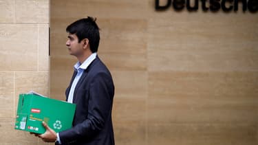 Un homme sort du bâtiment de Deutsche Bank à Londres, un carton à la main.