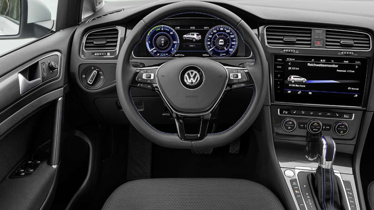 Côté équipements, la e-Golf récupère notamment l’assistant à la conduite dans les embouteillages. Dans l'habitacle, on peut cependant regretter l'absence de marqueurs plus visibles de cette identité électrique. Côté équipements, la e-Golf récupère notamment l’assistant à la conduite dans les embouteillages. Dans l'habitacle, on peut cependant regretter l'absence de marqueurs plus visibles de cette identité électrique.