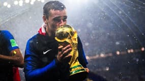 Antoine Griezmann embrassant le trophée de champion du monde en 2018