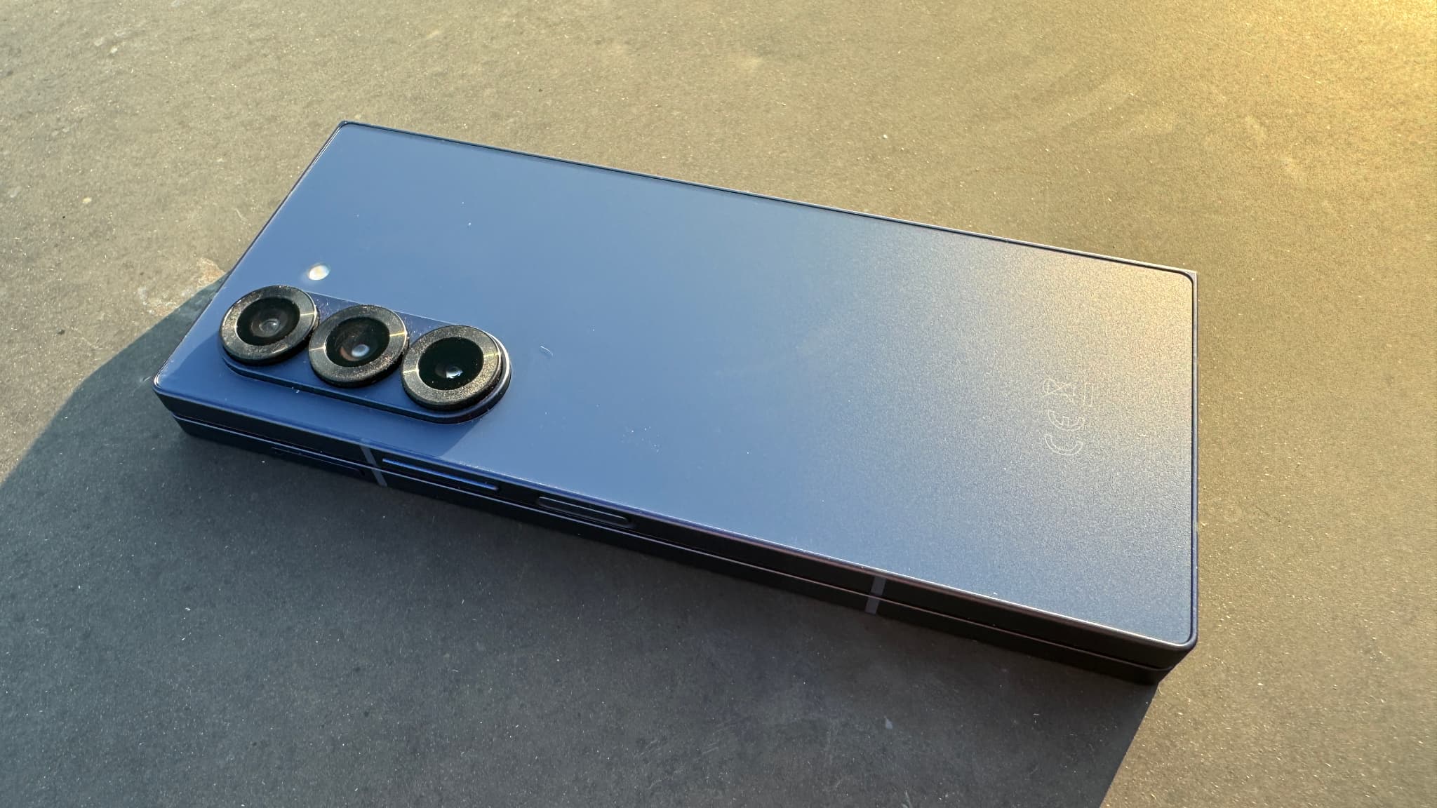 Le Samsung Galaxy Z Fold6, ses trois capteurs photo verticaux et son dos mat