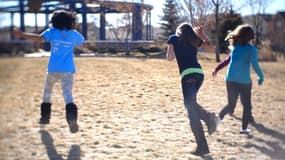 Des enfants jouent dans un parc.