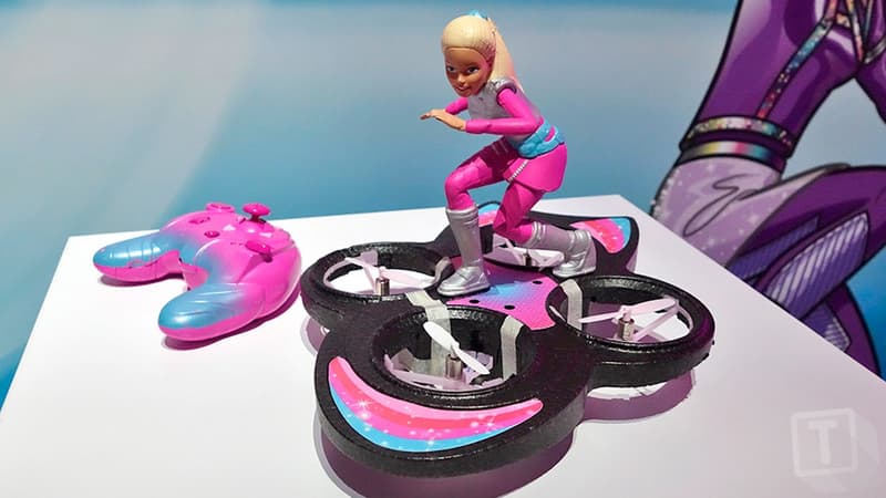 Le nouveau modèle de Barbie qui chevauche un drone-hoverboard.