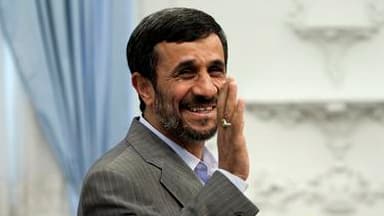 Le président iranien Mahmoud Ahmadinejad a échappé à un attentat qui visait son convoi en Iran. Le chef de l'Etat iranien est sorti indemne de l'attaque, qui a fait plusieurs blessés. /Photo d'archives/REUTERS/Raheb Homavandi