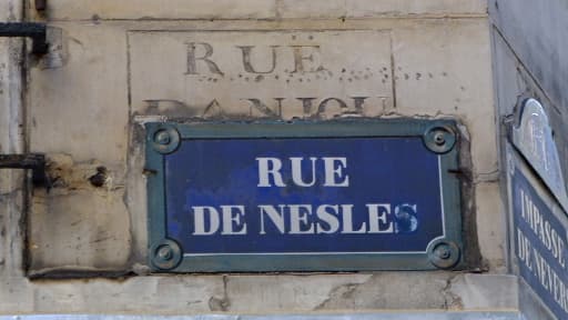 La plaque de la rue de Nesles, dans le 6e arrondissement de Paris, recouvre un nom plus ancien, la rue d'Anjou.