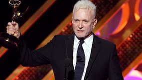 L’acteur Anthony Geary reçoit le prix du Meilleur acteur dans une série dramatique pour "General Hospital" lors de la 42e cérémonie des Daytime Emmy Awards aux studios Warner Bros. le 26 avril 2015 à Burbank, en Californie.