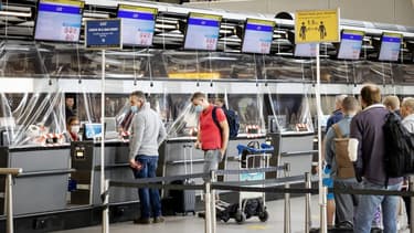 Des passagers à l'aéroport de Schipol aux Pays-Bas.