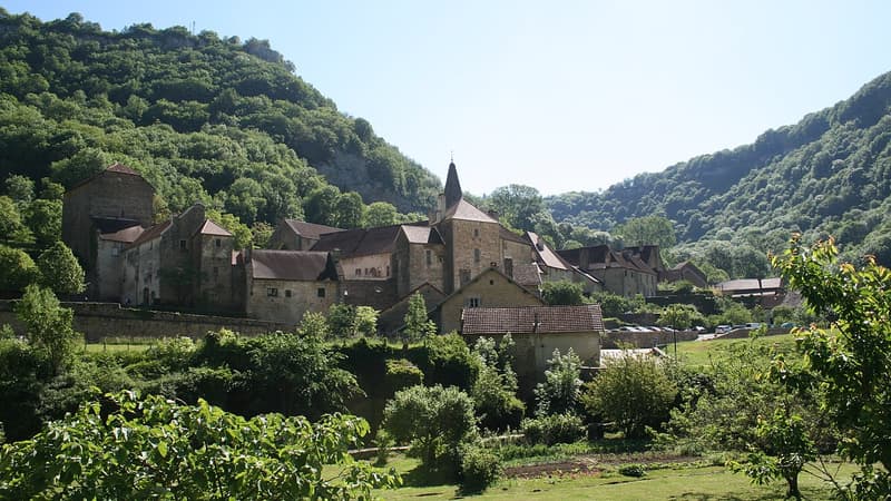 Le village de Baume-les-Messieurs dans le Jura