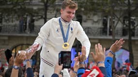 Bien loin de la ferveur qu'il a connu l'été dernier à Paris, comme ici lors de la parade des champions, Léon Marchand a repris la compétition à Shanghai.