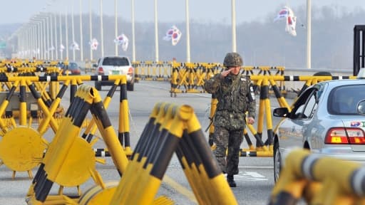 Un soldat sud-coréen contrôle une voiture sur la route qui mène à un complexe industriel nord-coréen, dans la ville frontalière de Paju, le 8 avril 2013.